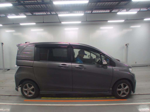 2012 Honda Freed spike hybrid GP3[2]