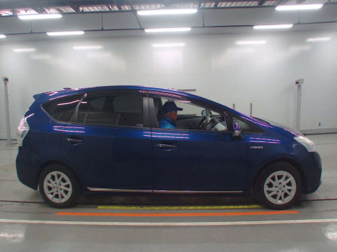 2013 Toyota Prius alpha ZVW41W[2]