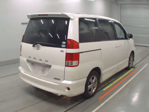 2005 Toyota Noah AZR60G[1]