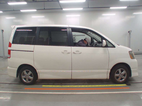 2005 Toyota Noah AZR60G[2]