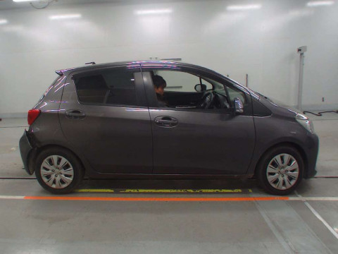 2015 Toyota Vitz NSP130[2]