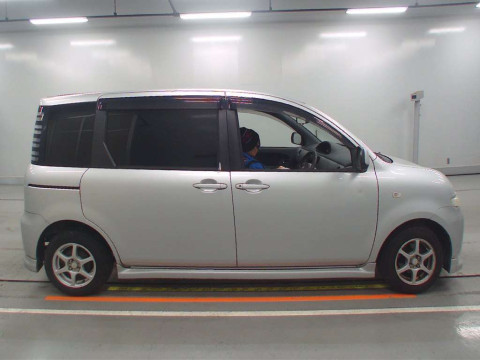 2004 Toyota Sienta NCP81G[2]