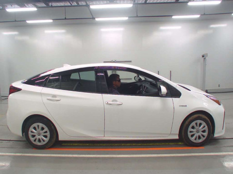 2019 Toyota Prius ZVW55[2]