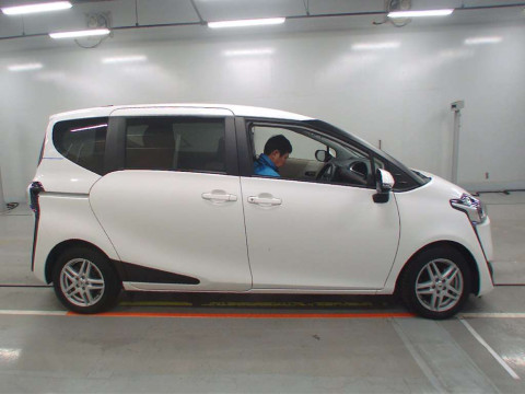 2017 Toyota Sienta NSP172G[2]