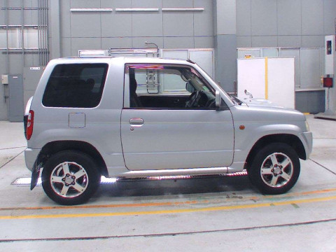 2010 Mitsubishi Pajero Mini H58A[2]