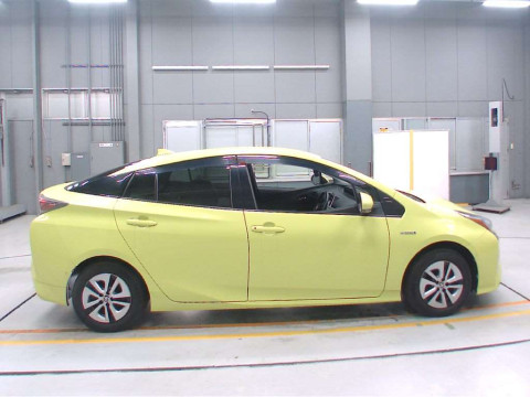 2016 Toyota Prius ZVW55[2]