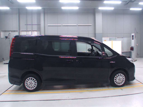 2016 Toyota Noah ZWR80G[2]