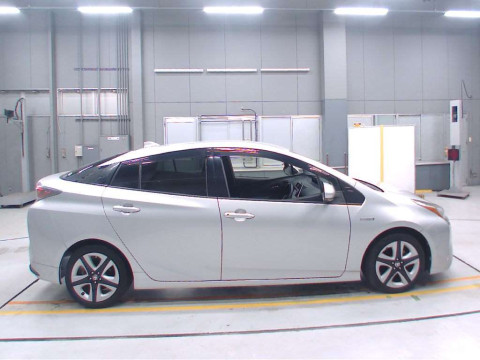 2016 Toyota Prius ZVW50[2]