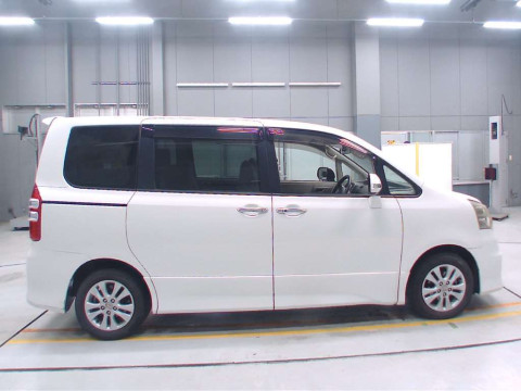 2011 Toyota Noah ZRR70W[2]