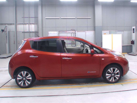 2011 Nissan Leaf ZE0[2]