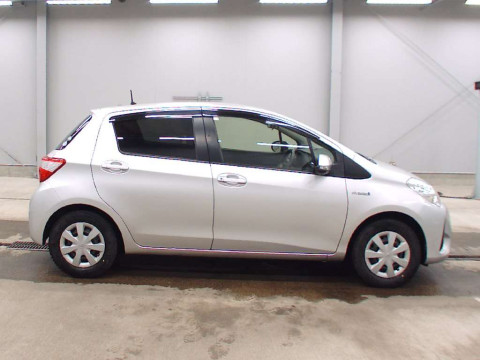 2017 Toyota Vitz NHP130[2]