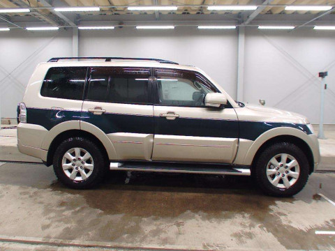 2013 Mitsubishi Pajero V98W[2]