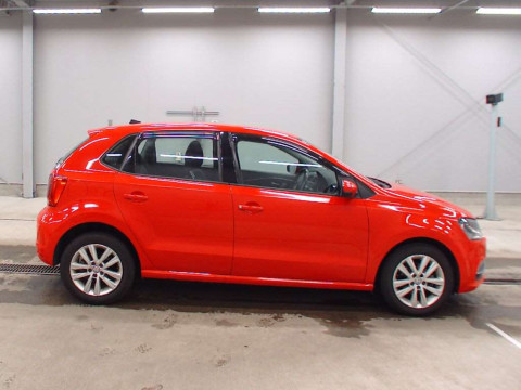 2016 Volkswagen Polo 6RCJZ[2]