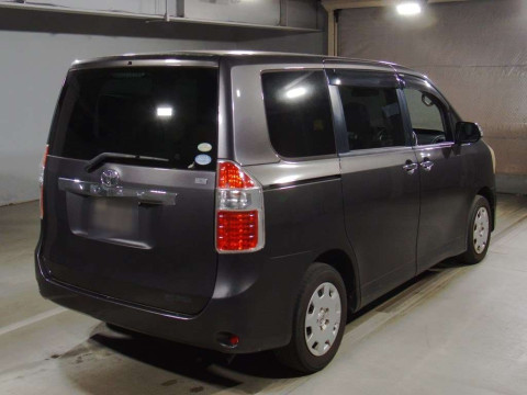 2010 Toyota Noah ZRR70G[1]