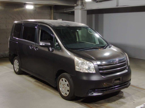 2010 Toyota Noah ZRR70G[2]