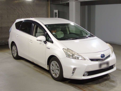 2011 Toyota Prius alpha ZVW41W[2]