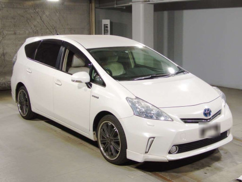 2011 Toyota Prius alpha ZVW41W[2]