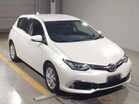 2015 Toyota Auris NZE181H[2]