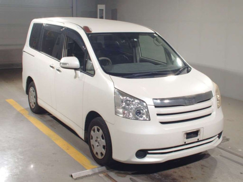 2010 Toyota Noah ZRR70G[2]