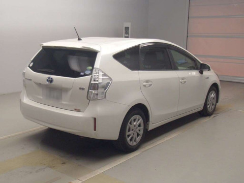 2013 Toyota Prius alpha ZVW40W[1]