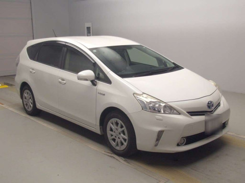 2013 Toyota Prius alpha ZVW40W[2]