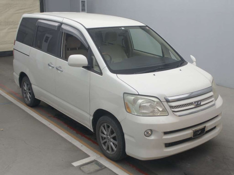 2006 Toyota Noah AZR60G[2]