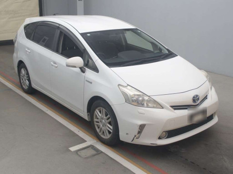 2012 Toyota Prius alpha ZVW41W[2]