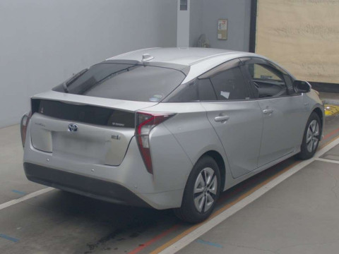 2016 Toyota Prius ZVW51[1]