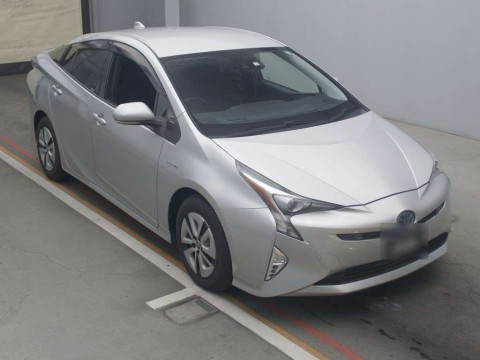 2016 Toyota Prius ZVW51[2]