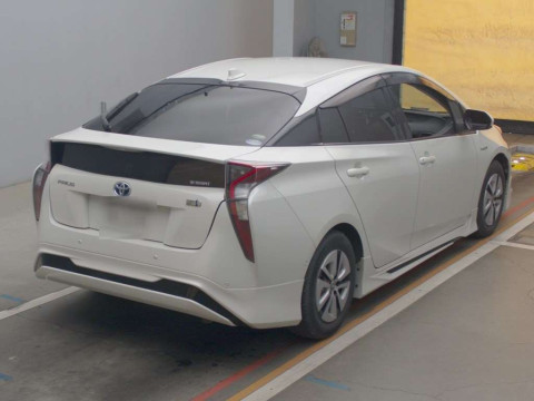 2016 Toyota Prius ZVW51[1]