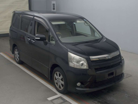 2009 Toyota Noah ZRR70W[2]