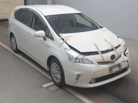 2013 Toyota Prius alpha ZVW40W[2]