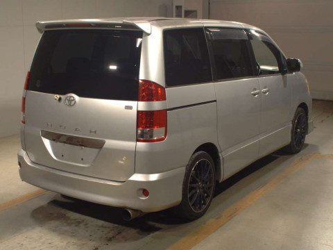 2004 Toyota Noah AZR60G[1]