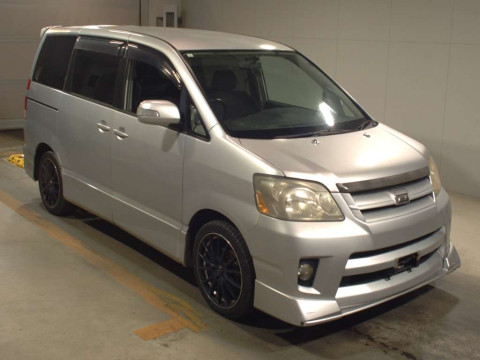 2004 Toyota Noah AZR60G[2]