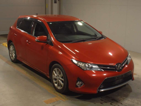 2013 Toyota Auris NZE181H[2]