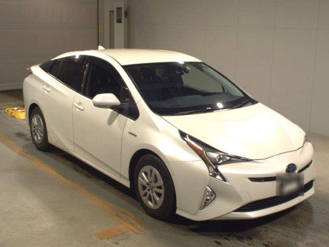 2017 Toyota Prius ZVW50[2]