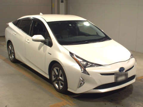 2016 Toyota Prius ZVW50[2]