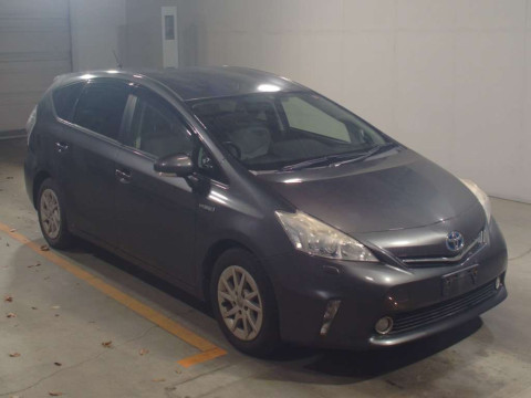 2011 Toyota Prius alpha ZVW41W[2]