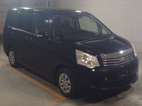 2011 Toyota Noah ZRR70G[2]