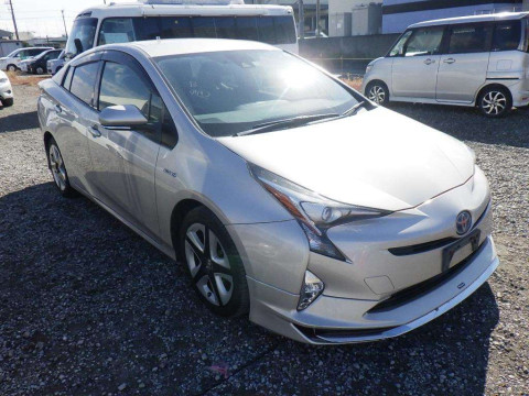 2015 Toyota Prius ZVW50[2]