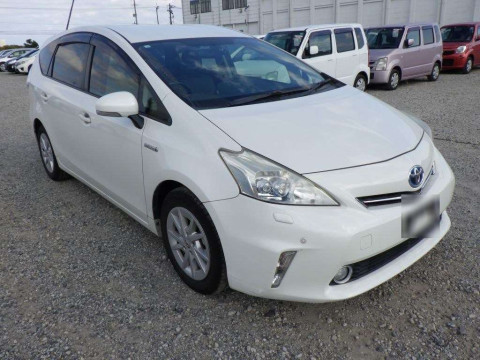 2012 Toyota Prius alpha ZVW40W[2]