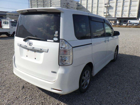 2009 Toyota Voxy ZRR70W[1]