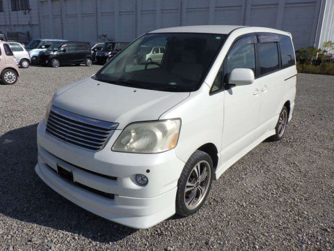 2005 Toyota Noah AZR60G[0]