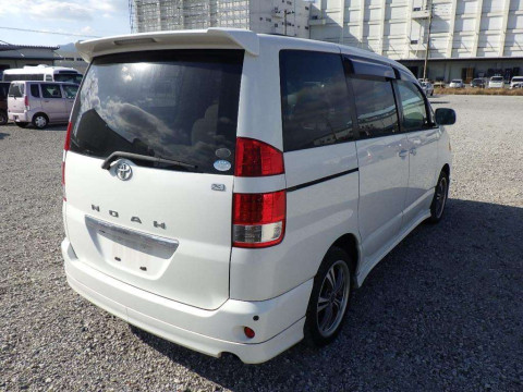 2005 Toyota Noah AZR60G[1]