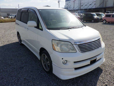 2005 Toyota Noah AZR60G[2]