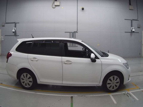 2013 Toyota Corolla Fielder NZE161G[2]