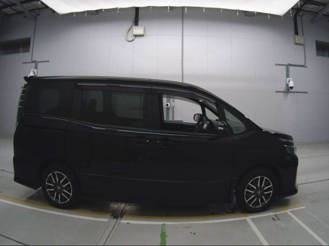 2014 Toyota Voxy ZRR80W[2]