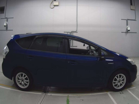 2013 Toyota Prius alpha ZVW41W[2]