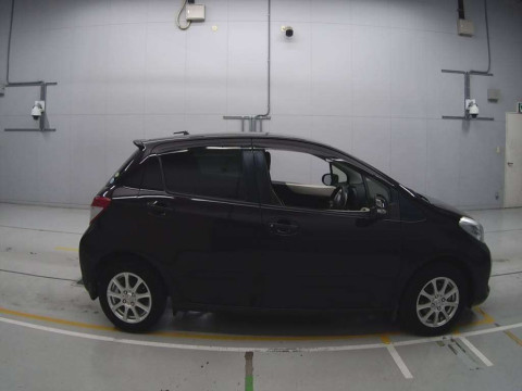 2013 Toyota Vitz NSP130[2]