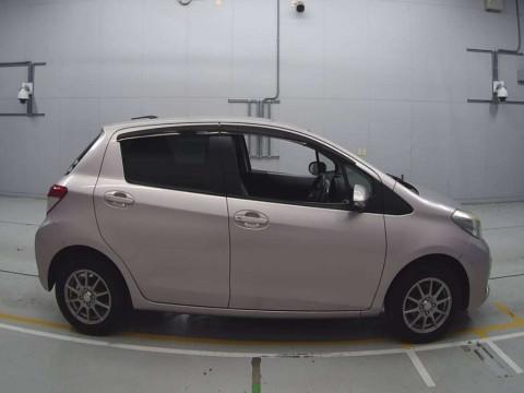 2011 Toyota Vitz KSP130[2]